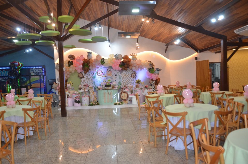 Salão Jardins pronto para a festa, com teto de madeira